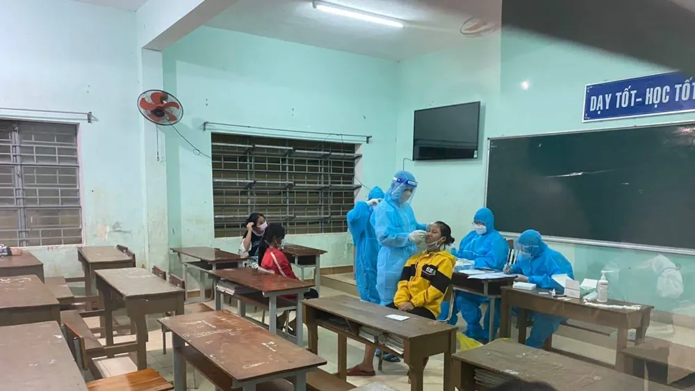 Quảng Nam: 17 học sinh và 1 cô giáo tại huyện miền núi Phước Sơn mắc Covid-19