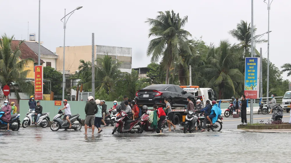 Nhiều khu vực trên địa bàn TP Tam Kỳ ngập sâu, phương tiện bị hư hỏng do ngập nước