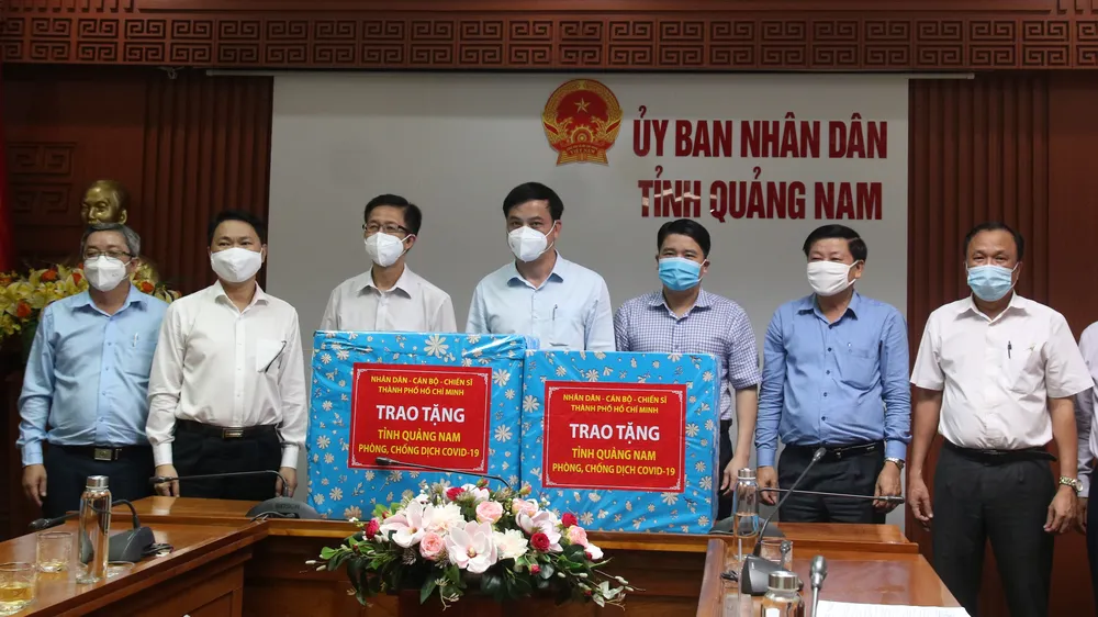 TPHCM trao tặng trang thiết bị phòng chống dịch cho tỉnh Quảng Nam