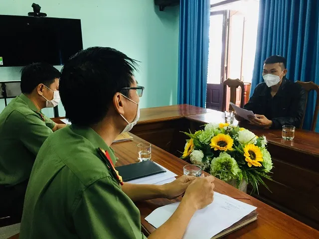 Cơ quan Công an làm việc với thanh niên vi phạm