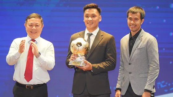 Thủ môn Hồ Văn Ý là 1 trong 4 vận động viên được UBND tỉnh Quảng Nam khen thưởng do đạt danh hiệu Quả bóng Vàng futsan năm 2021. Ảnh: DŨNG PHƯƠNG