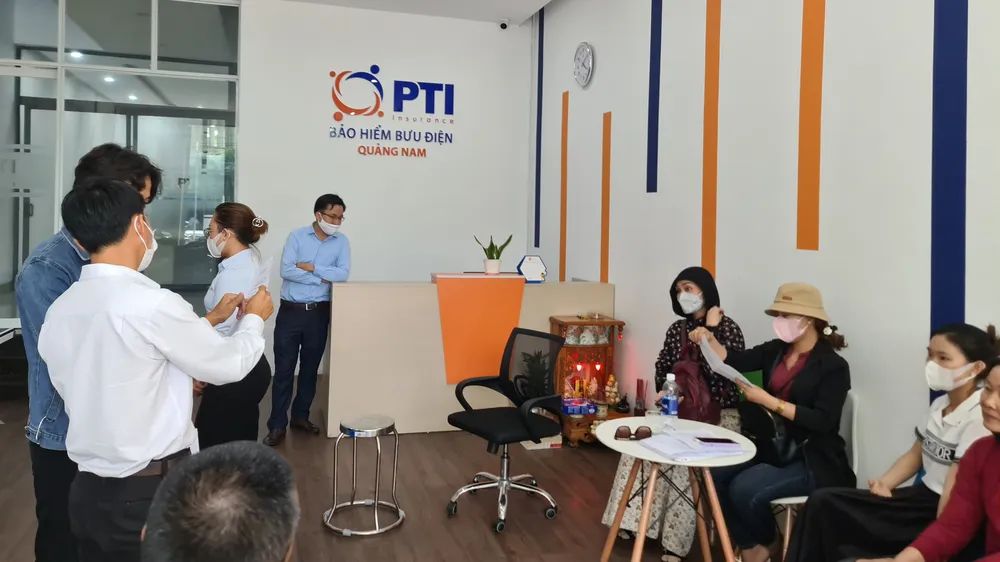 Nhóm khách hàng đã đi hơn 100km xuống trụ sở PTI Quảng Nam để đòi quyền lợi