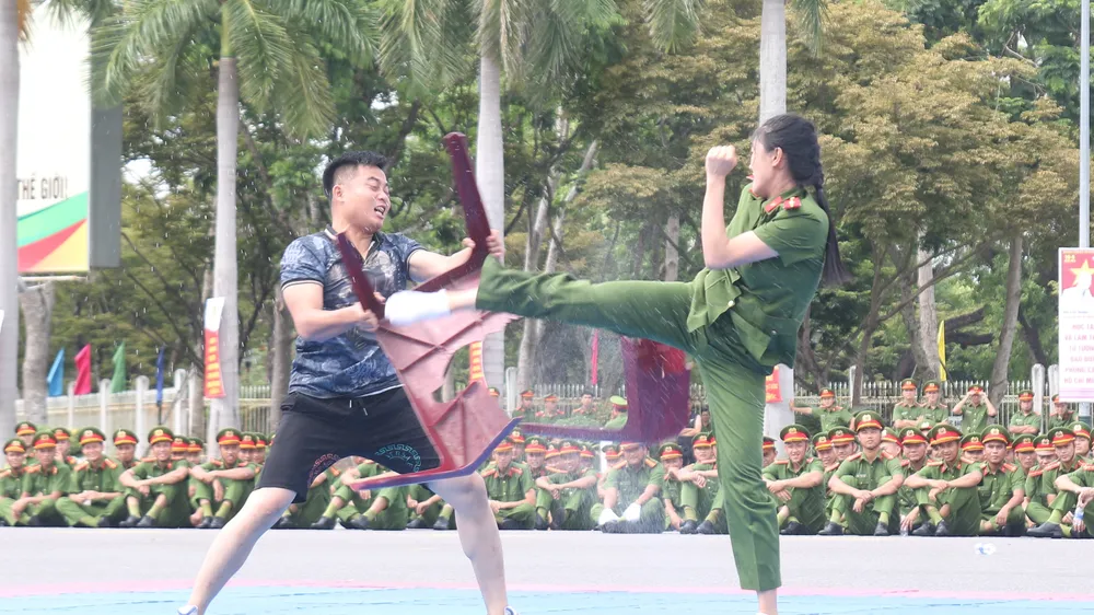 Hàng trăm chiến sĩ công an thi tài võ thuật, điều lệnh khu vực miền Trung