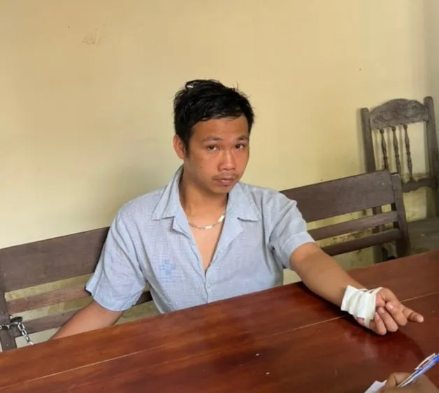 Đối tượng Trần Tích Tùng tại cơ quan công an