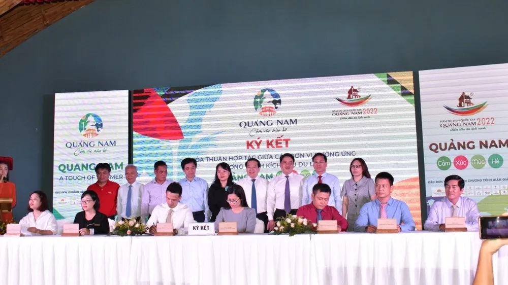 Đại diện các doanh nghiệp ký kết hợp tác hưởng ứng chương trình kích cầu du lịch của tỉnh Quảng Nam. Ảnh: NGUYỄN CƯỜNG
