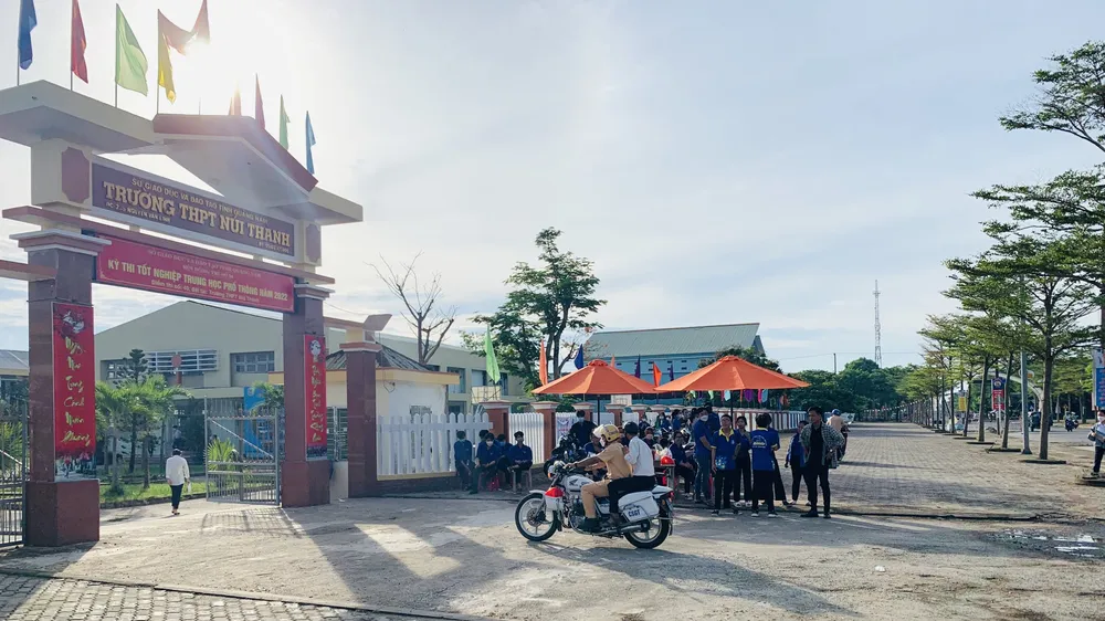 Hình ảnh chiến sĩ CSGT chở thí sinh bị hỏng xe đến điểm thi được một người dân chụp lại