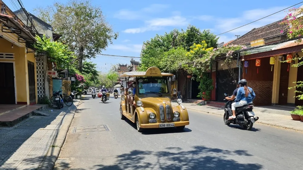 Xe điện vận tải khách tham quan du lịch được Hội An thí điểm triển khai. Ảnh: NGUYỄN CƯỜNG