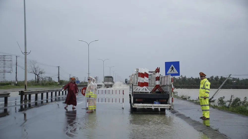 Tuyến Quốc lộ 1A qua địa bàn huyện Phú Ninh (tỉnh Quảng Nam) bị ngập khiến xe máy khó di chuyển