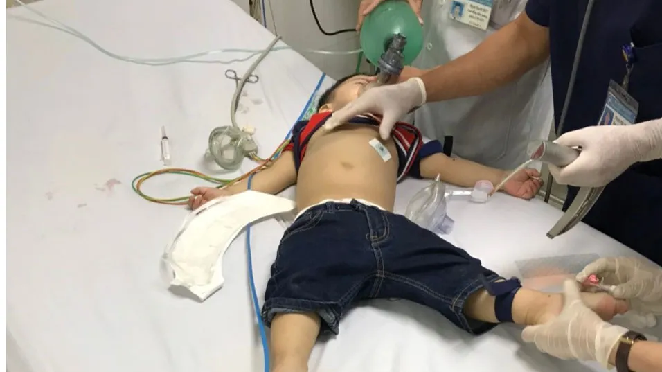 Cháu bé được đưa đến bệnh viện trong tình trạng ngưng thở, ngưng tim