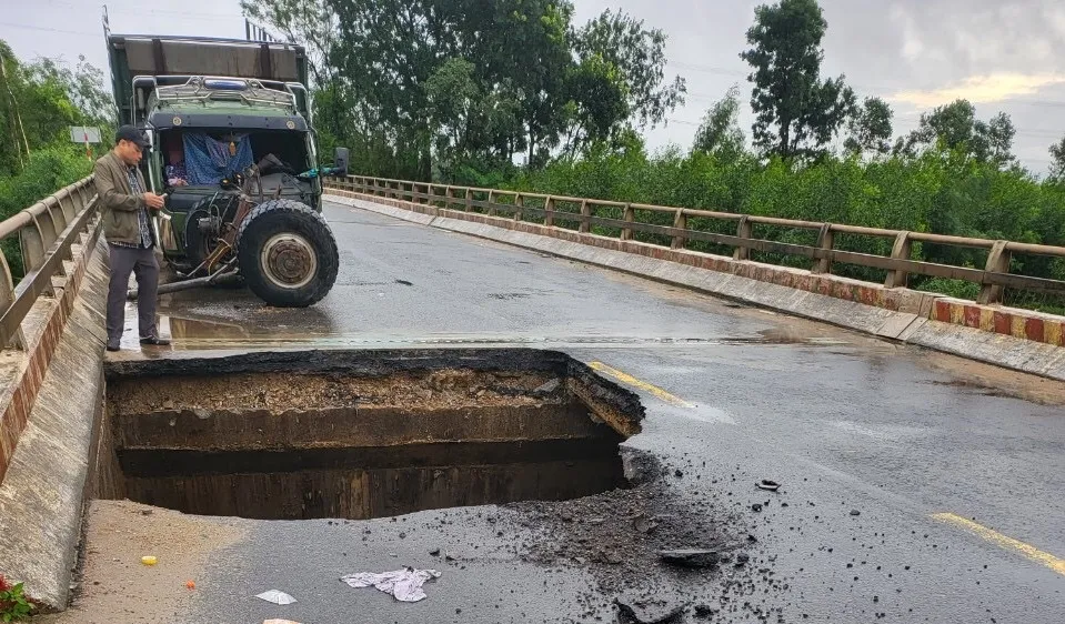 Điểm sói lở tại Quốc lộ 14B sâu hơn 1m xuất hiện sau trận mưa lớn vào đêm 14-10