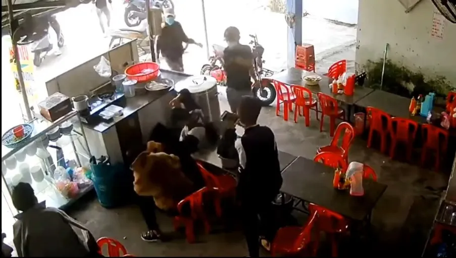 Các đối tượng xông vào đánh các em học sinh một cách dã man. Ảnh chụp màng hình từ clip