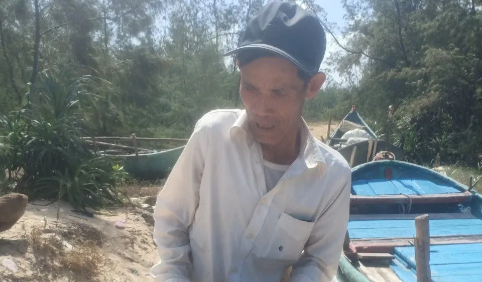 Ngư dân Phan Văn Vương đưa cá thể rùa về lại biển