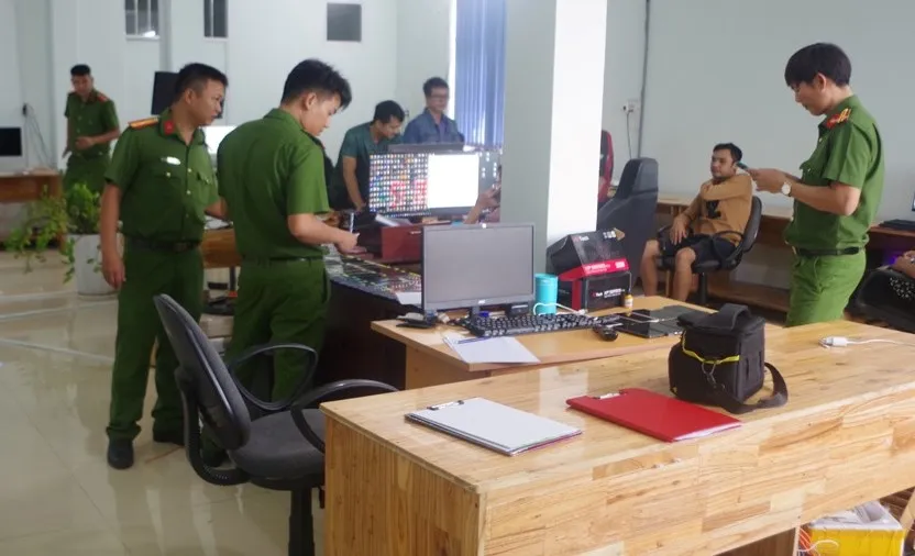 Lực lượng Công an khám xét trụ sở công ty của Phan Hoàng Song