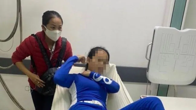 Hình ảnh chị L. là caddie sau khi bị ông N.V.D. đánh được gửi kèm trong các thông báo của các câu lạc bộ golf