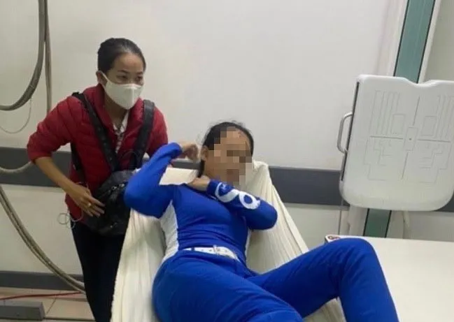 Hình ảnh chị L. là caddie sau khi bị ông Dũng đánh được gửi kèm trong thông báo của các câu lạc bộ golf