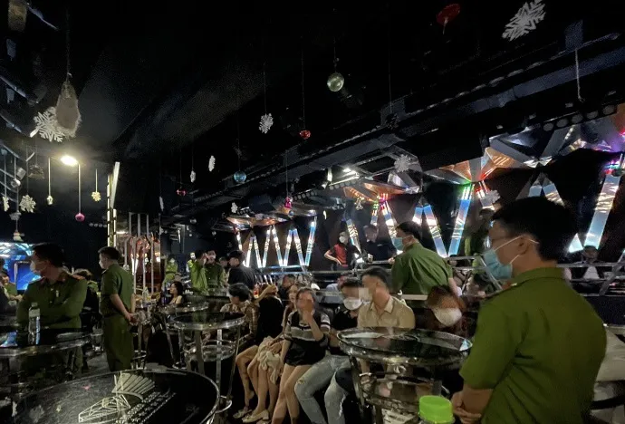 Lực lượng công an kiểm tra quán bar Diamond