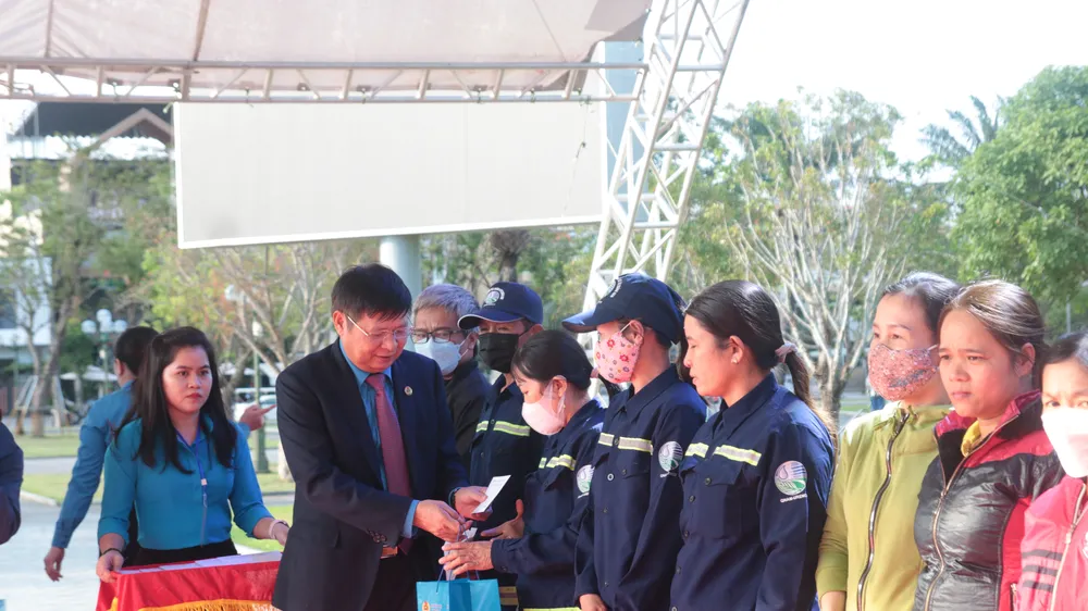 Phó Chủ tịch Tổng LĐLĐ Việt Nam tặng quà cho người lao động có hoàn cảnh khó khăn ở Quảng Nam. Ảnh: NGUYỄN CƯỜNG