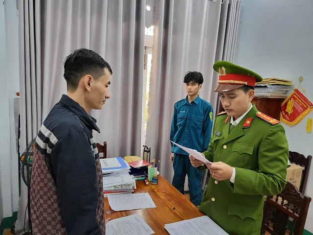 Lực lượng công an đọc các quyết định đối với Nguyễn Ngọc Châu