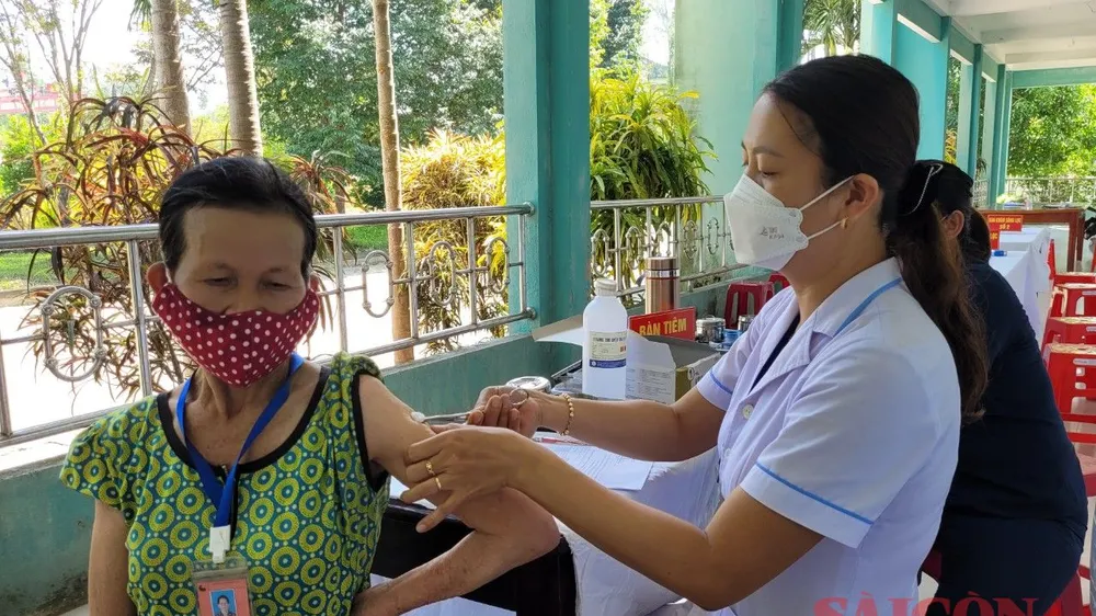 Quảng Nam đã tiêm đủ liều vaccine cơ bản đạt 97,7%. Ảnh: NGUYỄN CƯỜNG