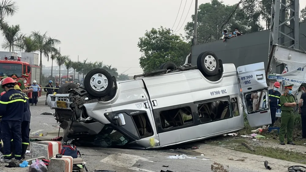 Quảng Nam: Xe đầu kéo và xe khách tông nhau, ít nhất 8 người tử vong