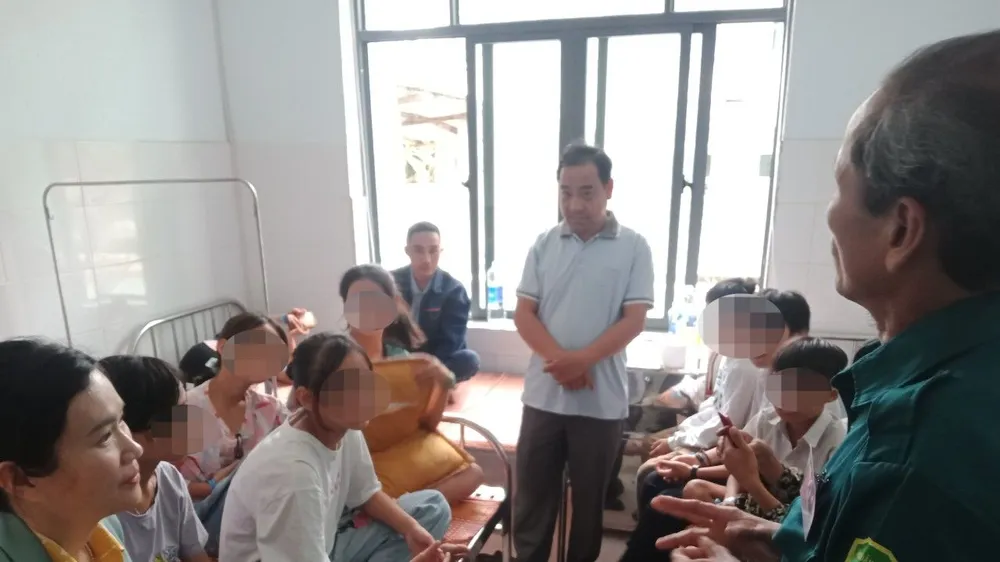 18 học sinh lớp 5 bị ngộ độc sau khi uống trà sữa, ăn trái cây lắc tự chế biến