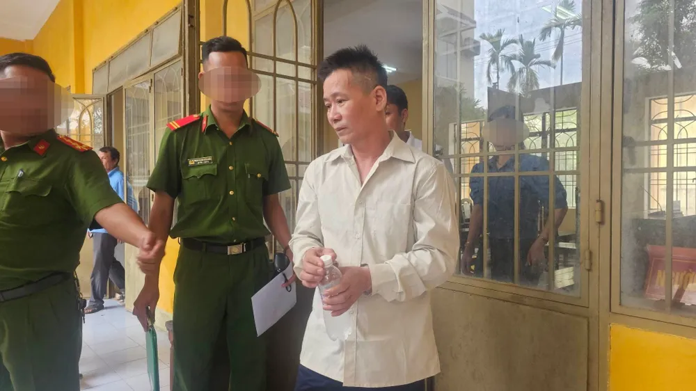 Đâm vợ 6 nhát dao, người chồng tâm thần phân liệt bị tuyên án 7 năm