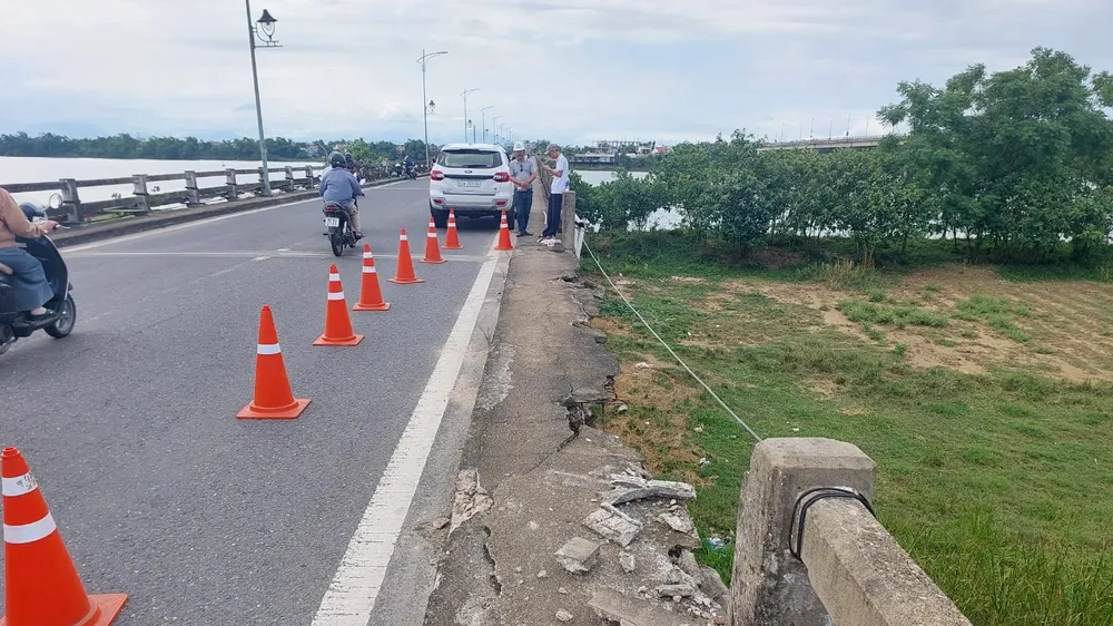 Quảng Nam: Người dân bất an khi thấy lan can cầu bị gãy một đoạn dài 