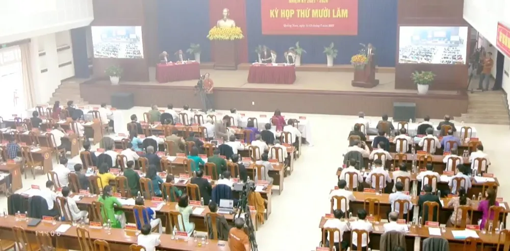 Khói bao trùm hội trường họp HĐND tỉnh Quảng Nam