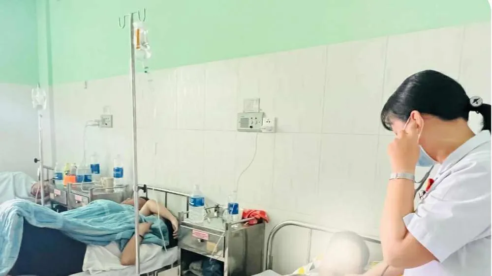 Số người bị ngộ độc do ăn bánh mì Phượng lên đến 91 