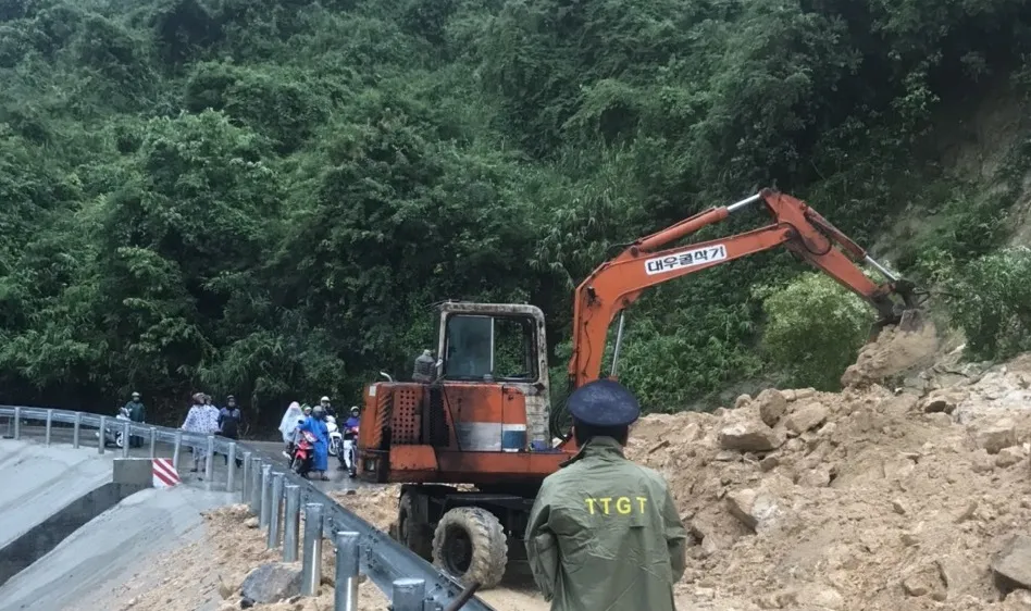 Quảng Nam: Thông xe đoạn sạt lở đèo Le; Quốc lộ 14H ngập sâu