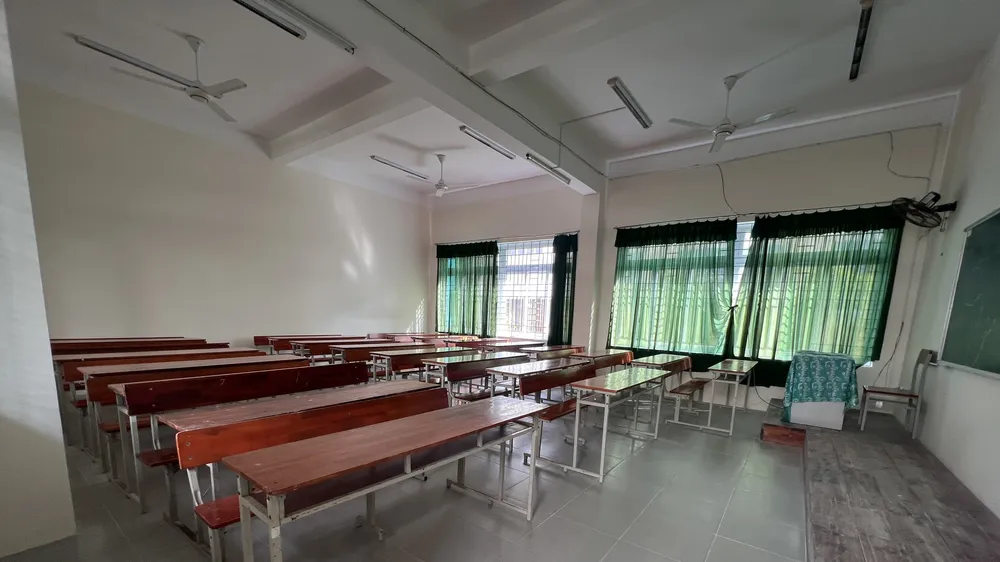 Một trong hai lớp học tại Trường Cao đẳng Y tế Quảng Nam được giảng viên thông báo cho sinh viên nghỉ học 