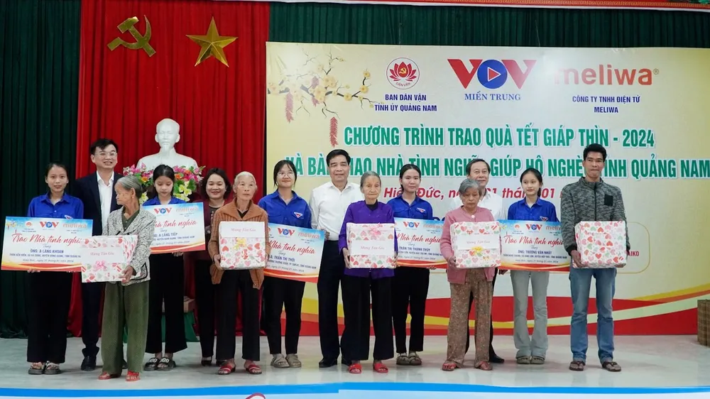 Bàn giao 5 căn nhà tình nghĩa cho hộ nghèo ở Quảng Nam