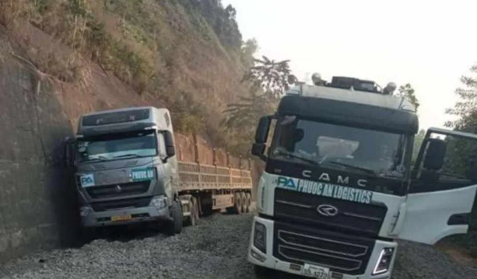 Nhiều đoạn trên Quốc lộ 14D đi lại rất khó khăn, ách tắc giao thông thường xuyên