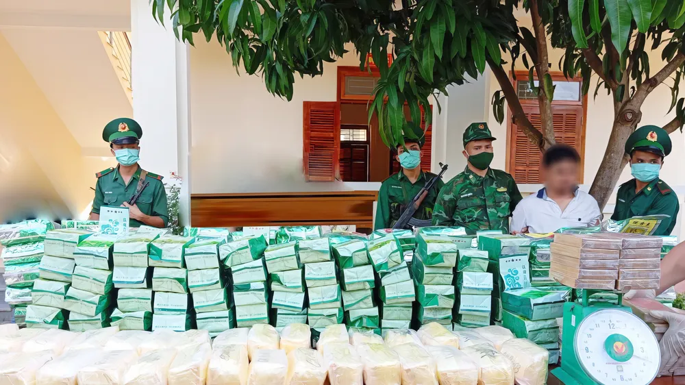 Trao thưởng cho các tổ chức, cá nhân tham gia triệt phá đường dây vận chuyển 200kg ma túy