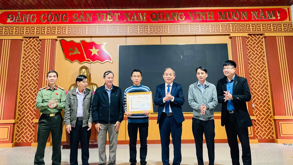 Quảng Nam: Khen thưởng người đàn ông liều mình cứu 3 học sinh bị nước lũ cuốn trôi