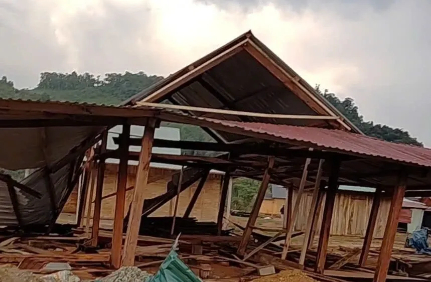 Quảng Nam: Mưa đá kèm gió lốc gây hư hỏng 16 ngôi nhà ở xã biên giới 