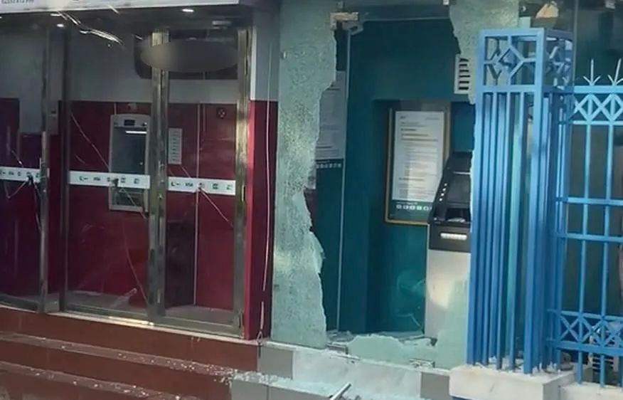Trụ ATM trên đường Hùng Vương (TP Tam Kỳ, tỉnh Quảng Nam) bị đập phá. Ảnh chụp màn hình