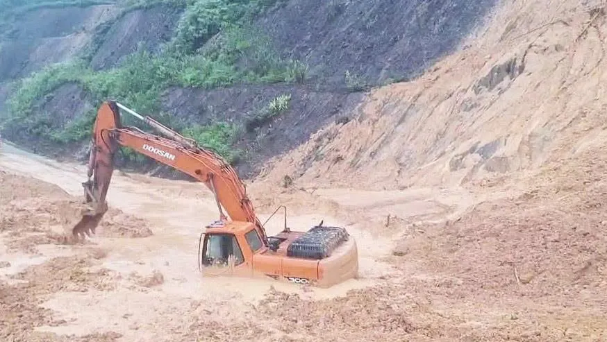 Đà Nẵng: Dọn đất sạt lở, một xe múc bị vùi lấp 