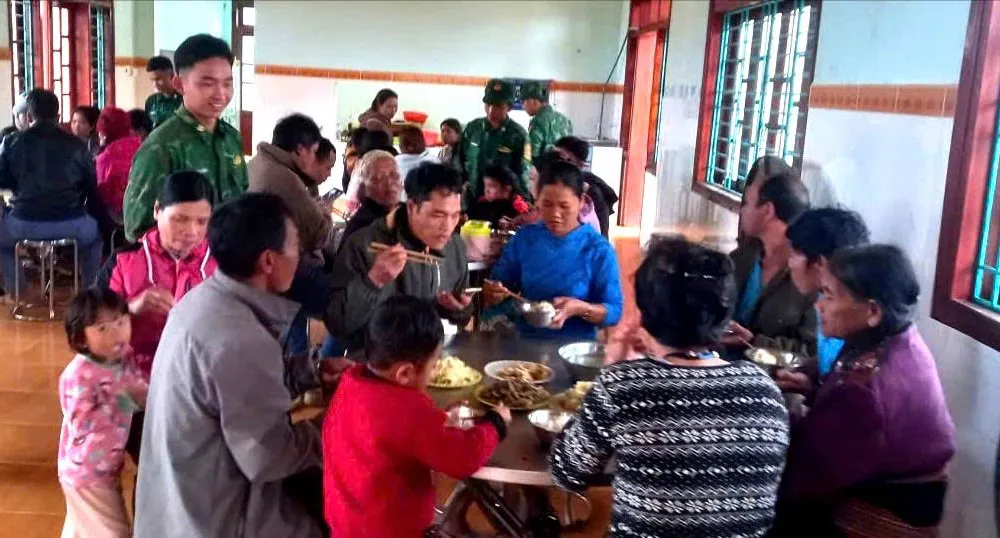 Bộ đội Biên phòng Đà Nẵng tổ chức “bếp ăn 0 đồng” cho người dân sơ tán do sạt lở