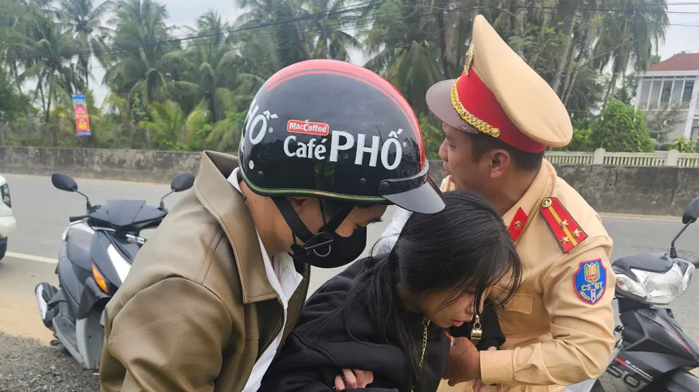 Lực lượng CSGT cùng người dân sơ cứu cho em H.