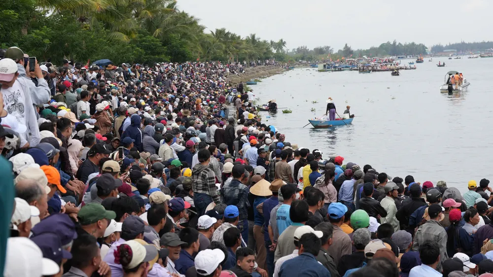 Hàng ngàn người dân và du khách đến xem và cổ vũ cho các đội đua