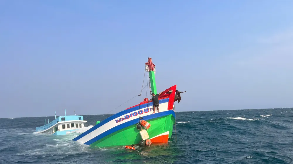 Kịp thời ứng cứu 2 thuyền viên tàu cá bị chìm trên biển 