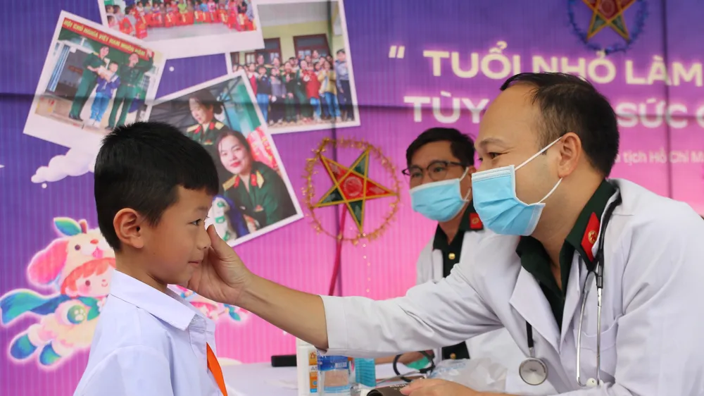 Đà Nẵng: Tặng quà và khám bệnh cho học sinh các trường dân tộc nội trú