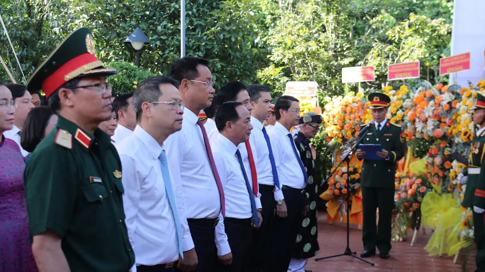 Trưởng Ban Tuyên giáo Trung ương Trịnh Văn Quyết dâng hương tưởng niệm cụ Huỳnh Thúc Kháng 