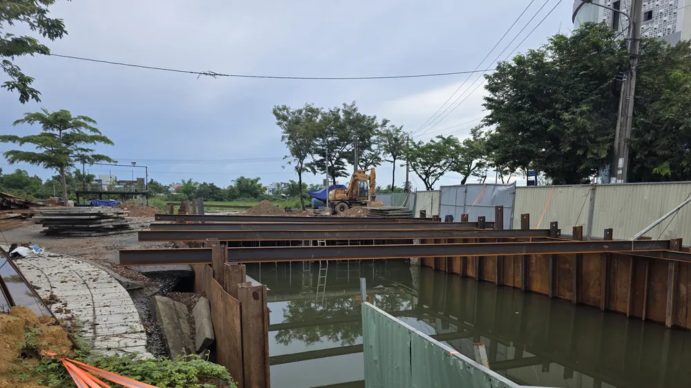 Thi công ì ạch, mương thoát nước gây nguy cơ mất an toàn
