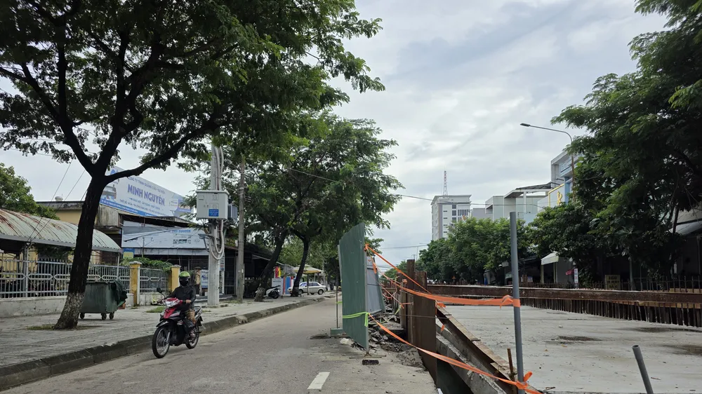 Công trình thi công ì ạch khiến việc đi lại của người dân gặp nhiều khó khăn. Ảnh: NGUYỄN CƯỜNG