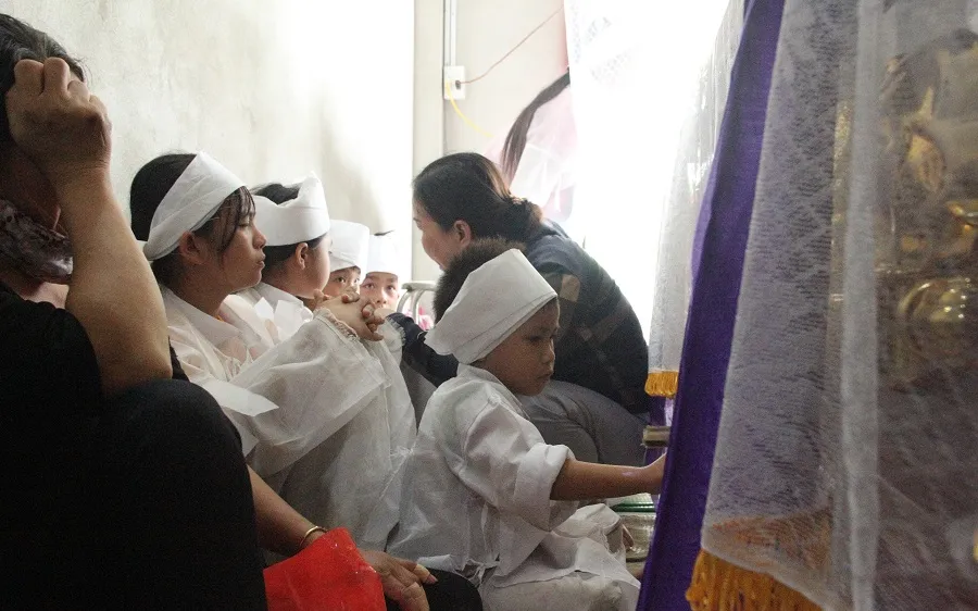 Nghẹn lòng 3 đứa trẻ mồ côi cả cha lẫn mẹ sau tai nạn giao thông 