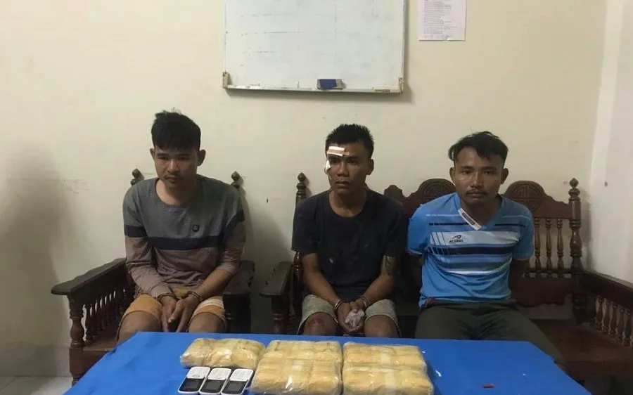 Bắt 3 đối tượng vận chuyển 30.000 viên ma túy từ Lào về Việt Nam