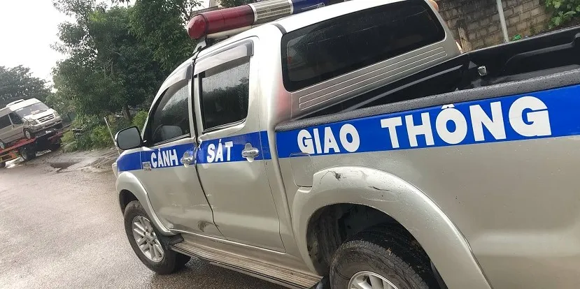 Xe khách chở pháo lậu tông móp xe CSGT khi bị truy đuổi