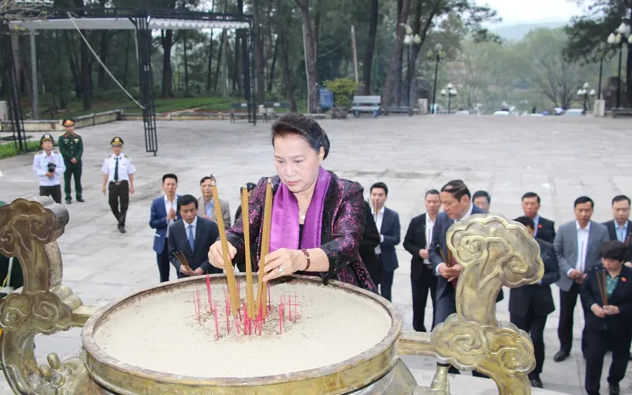 Chủ tịch Quốc hội dâng hương tại nghĩa trang liệt sĩ tỉnh Quảng Trị